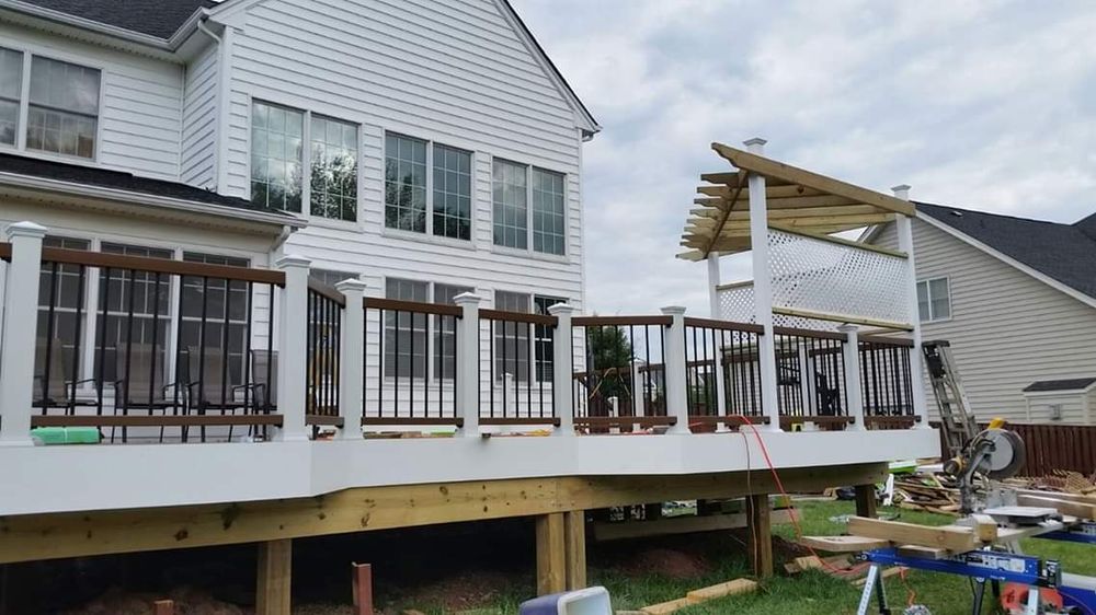 Modern composite deck with glass railings
